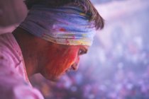 Mann blickt auf Holi-Feiern herab — Stockfoto