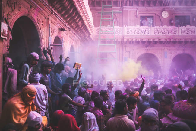 Толпа людей стекает в храм — стоковое фото
