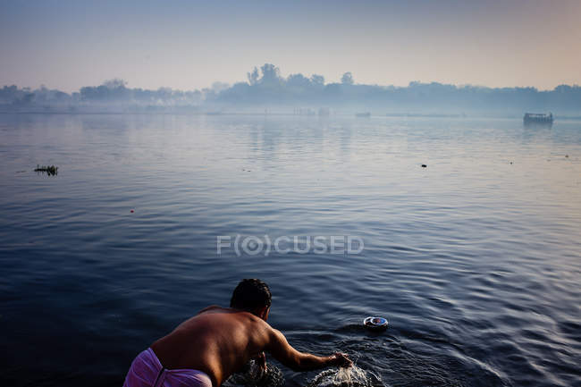 Mann steht am Ufer — Stockfoto