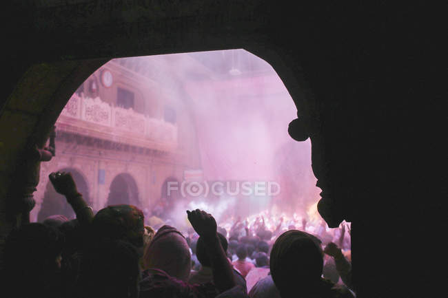 Multidão de pessoas correm para o templo — Fotografia de Stock