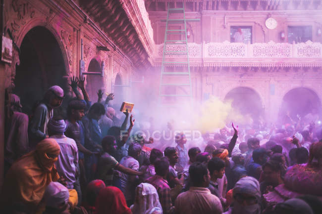 Multidão de pessoas correm para o templo — Fotografia de Stock