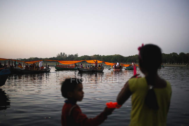 Rio com barcos e pessoas — Fotografia de Stock
