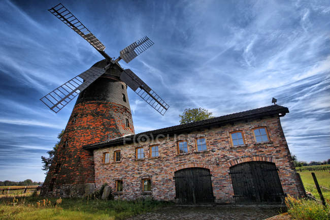 Molino de viento tradicional en Alemania - foto de stock