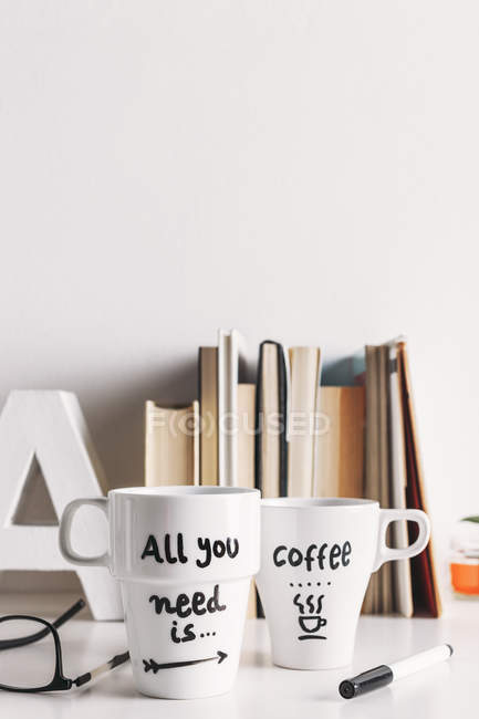 Dois caneca de café branco com decoração diy . — Fotografia de Stock