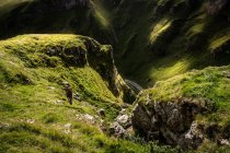 Путешественник гуляет по высокогорью — стоковое фото