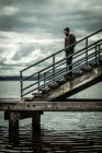 Mann steht auf Treppe am Pier — Stockfoto