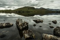 View of Glencoe highland and calm lake — Stock Photo