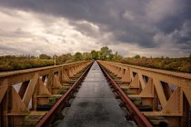 Blick auf stählerne Eisenbahnbrücke — Stockfoto