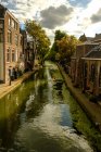 Canoë à travers le canal de la ville — Photo de stock