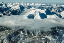 Pics de montagne dans la couverture nuageuse — Photo de stock