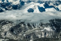 Berggipfel in der Wolkendecke — Stockfoto