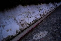 Рубленая стена и городской тротуар — стоковое фото