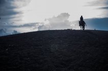 Paseo a caballo por el volcán en Antigua - foto de stock