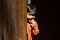 Kleines Mädchen blickt in Kamera — Stockfoto