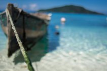 Дерев'яний човен на мотузці на тропічному острові — стокове фото