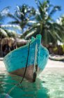 Barco de madeira ancorado na praia — Fotografia de Stock