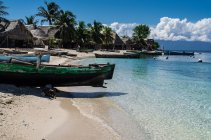 Деревянные лодки пришвартованы на пляже — стоковое фото