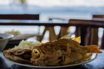 Жареная морская рыба на тарелке — стоковое фото