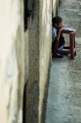 Mädchen macht ihre Hausaufgaben auf der Straße — Stockfoto