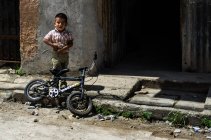Niño con su bicicleta - foto de stock