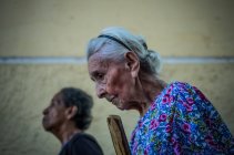Mujeres mayores caminando en Granada - foto de stock