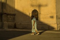 Seniorin geht in Granada spazieren — Stockfoto