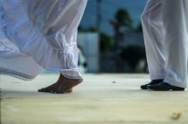 Tanzende Füße im weißen Kleid — Stockfoto