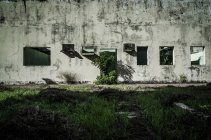 Edificio viejo abandonado - foto de stock