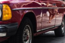 Spiegelbild einer Frau auf rotem Auto — Stockfoto
