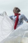 Tänzerin in traditioneller Tracht — Stockfoto