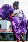 Жінка танцюрист у традиційних костюмах — стокове фото
