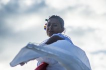 Танцовщица в традиционном костюме — стоковое фото