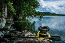 Canoa e pagaia sulla riva del lago — Foto stock