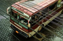 Vecchio bus turistico con cavi elettrici — Foto stock