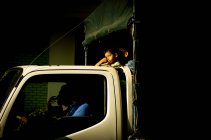 Crianças montando em caminhão — Fotografia de Stock