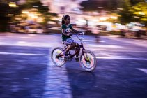 Ragazza in bicicletta sulla strada — Foto stock