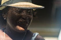 Зріла жінка в солом'яному капелюсі — стокове фото