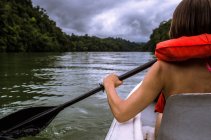 Mujer kayak en el río - foto de stock