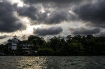 Nubes tormentosas sobre edificio privado - foto de stock