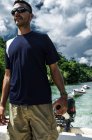 Человек, стоящий на моторной лодке — стоковое фото
