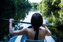 Женщина на каяке по реке — стоковое фото