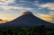 Дим над вулканом в джунглях — стокове фото