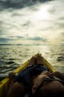 Mujer acostada en kayak - foto de stock