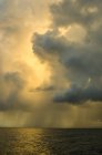 Душові кабіни з дощовими хмарами над океаном — стокове фото