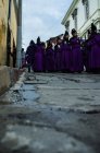 Мужчины участвуют в крестном ходе в Кецальтенанго — стоковое фото