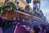 Gli uomini partecipano alla processione religiosa a Quetzaltenango — Foto stock