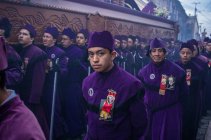 Männer nehmen an religiöser Prozession im Quetzaltenango teil — Stockfoto