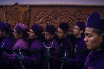 Gli uomini partecipano alla processione religiosa a Quetzaltenango — Foto stock