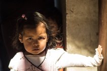 Уверенная маленькая девочка — стоковое фото
