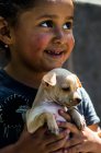 Маленька дівчинка зі щеням — стокове фото